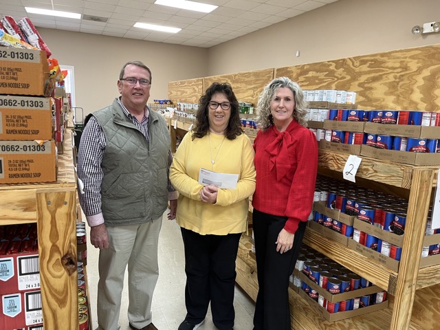 Signet Federal Credit Union Donates to Need Line & Food Pantry Through Holidays of Hope Initiative