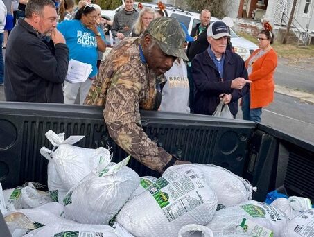 15&B Neighborhood Garden Launches Third Annual Thanksgiving Turkey Giveaway